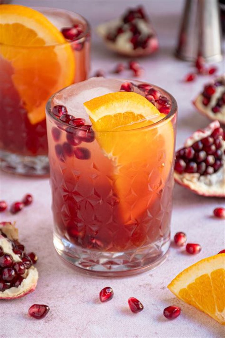 Can we drink orange and pomegranate together?