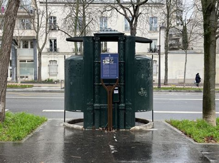 Do they still have Pissoirs in Paris?