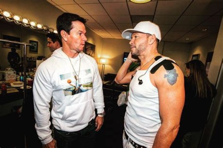 Does Mark Wahlberg tour with Nkotb?