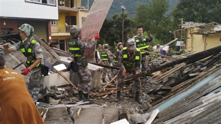 How did the government respond to the Sichuan earthquake?