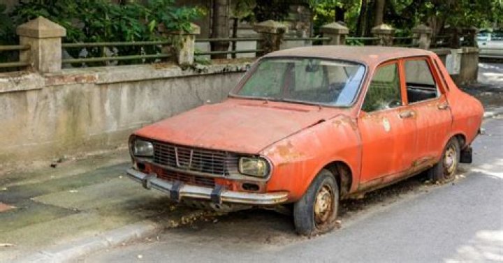 How do I report an abandoned car in Los Angeles County?
