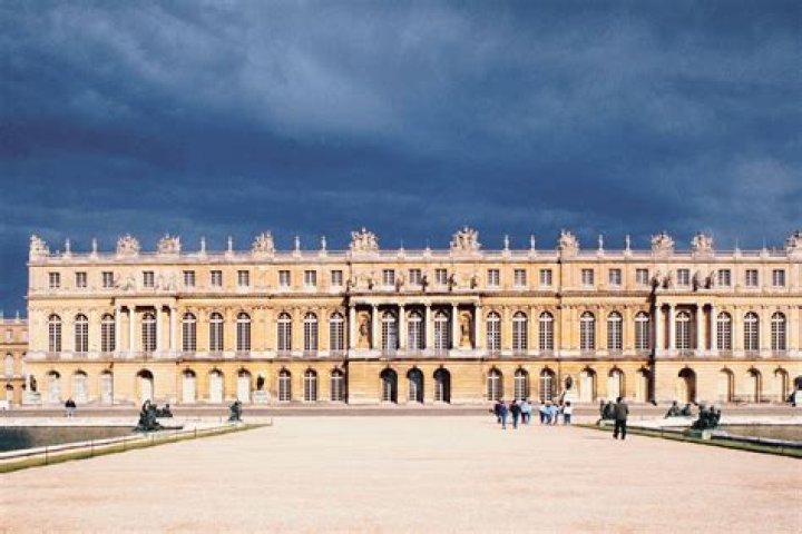 How does the Versailles illustrate absolutism?