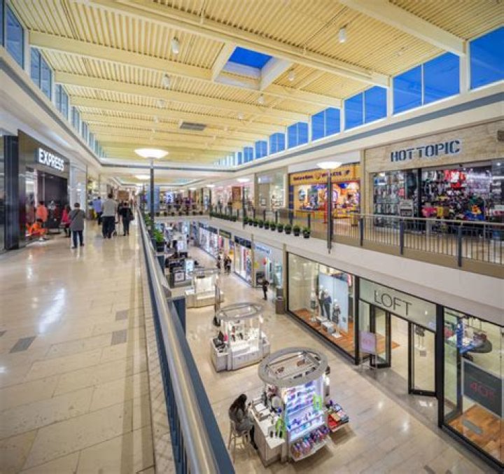 How many stores are in the Staten Island Mall?