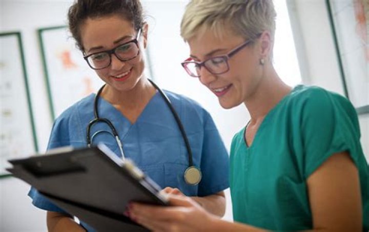 How much do clinical nurse specialist make a month?