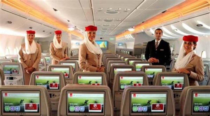 How much do Emirates flight attendants make an hour?