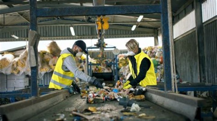 How much money does a garbage man make in NYC?