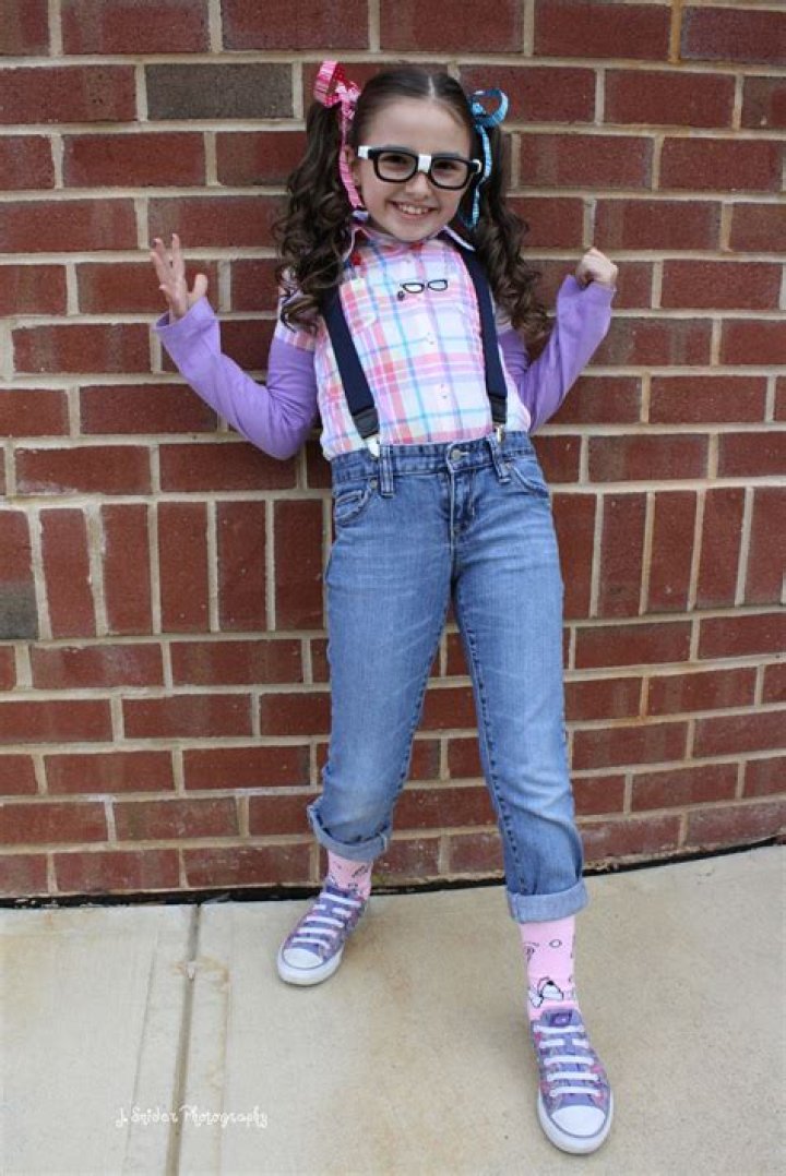 How should nerd girls dress up?