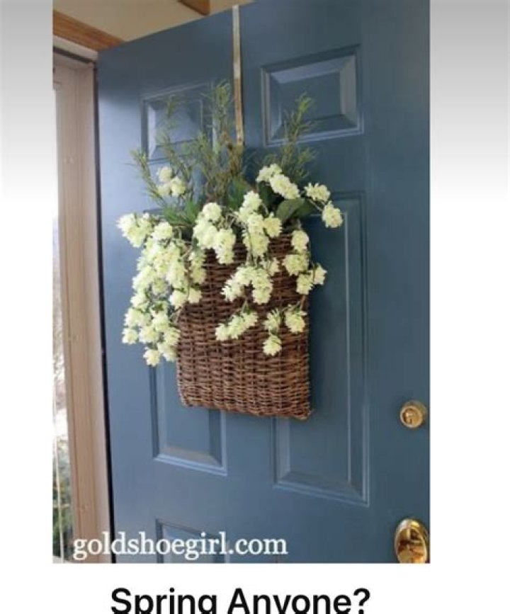 What can I put on front door instead of wreath?