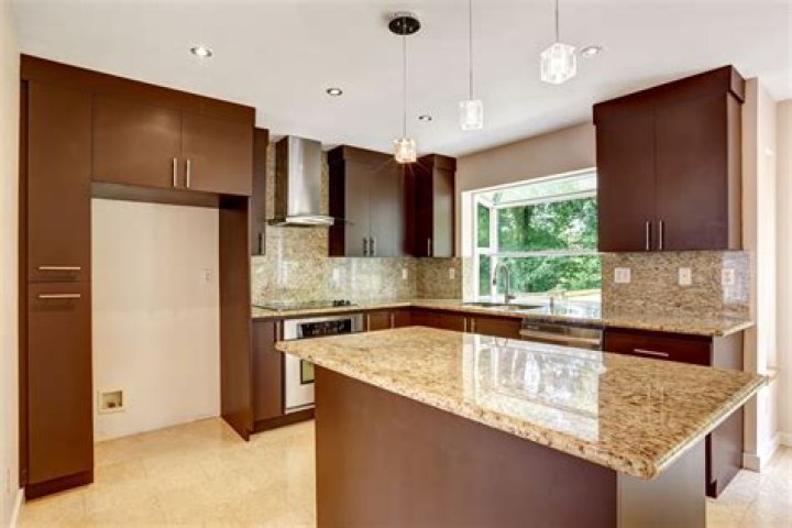 What colors go well with brown kitchen?