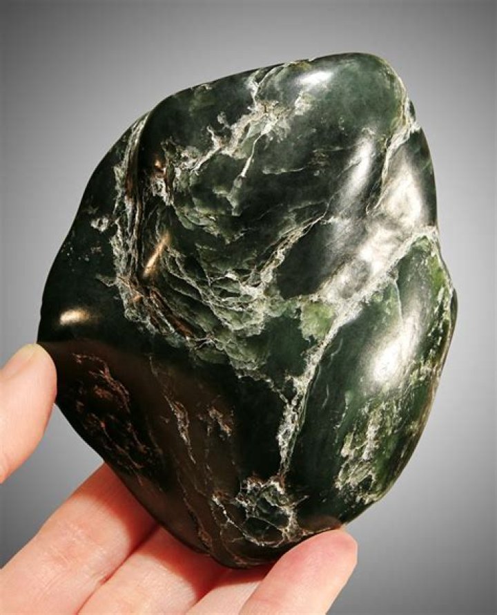 What mineral is dark green?