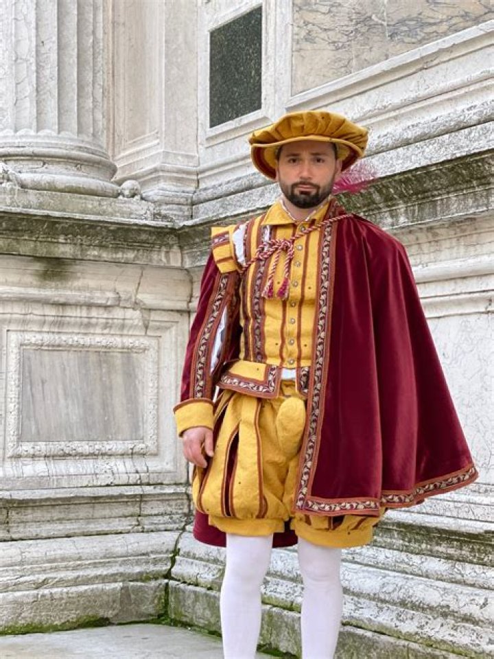 What were the costumes like in the Renaissance?