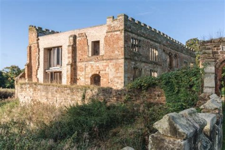 Who lived in Astley Castle?